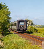 Die DSB Gumminase bzw. der DSB IC 3 – MFB 5292 / FF 5492 / MFA 5092 (DSB-Baureihe MF) fährt am 12 Juni 2015 als EC 31 (Hamburg - Lübeck - Puttgarten - Rödby - Kopenhagen), hier auf der „Vogelfluglinie“ beim Bü 69,8 der Bahnstrecke Lübeck–Puttgarten (KBS 141) bei Großenbrode.

Die Bahnstrecke Lübeck–Puttgarden (auch „Bäderbahn“) ist eine Hauptbahn in Schleswig-Holstein. Sie führt von Lübeck entlang der Lübecker Bucht und über die Halbinsel Wagrien auf die Ostsee­insel Fehmarn. Bis zur Einstellung der Eisenbahnfährverbindung Puttgarden–Rødby 2019 wurde die Strecke als Teil der Vogelfluglinie von internationalen Fernzügen zwischen Hamburg und Kopenhagen befahren.

Nach der Inbetriebnahme der festen Eisenbahnverbindung über den Großen Belt zwischen den dänischen Inseln Fünen und Seeland im Jahr 1997 wurde bereits die Trajektierung von Güterzügen über den Fehmarnbelt – und damit der Güterzugverkehr auf der Vogelfluglinie – eingestellt. Der internationale Güterzugverkehr zwischen den Großräumen Hamburg und Kopenhagen wird seitdem über Flensburg und Fredericia geführt. Dies bedeutet einen Umweg von 160 Kilometern. 

Zum 14. Dezember 2019 wurde die Eisenbahnfährverbindung auf der Vogelfluglinie aufgrund von Gleisarbeiten auf dänischer Seite im Zuge des Baus des Fehmarnbelttunnels eingestellt, stattdessen fahren nun alle Fernverkehrszüge zwischen Hamburg und Kopenhagen über die Jütlandlinie, also über die Strecke Flensburg–Kolding–Odense und die Großer-Belt-Querung.

Im Vorgriff auf die Bauarbeiten für die Hinterlandanbindung der Festen Fehmarnbeltquerung wurde ab dem 31. August 2022 der gesamte Zugbetrieb zwischen Neustadt (Holstein) und Puttgarden auf Busse umgestellt und die Strecke nördlich von Neustadt zum Baugleis der Baustelle für den Fehmarnbelt-Tunnel.
