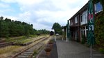 Melbeck, Alter Bahnhof. Die Geleise werden nur noch für den Güterverkehr genutzt, gelegentlich noch einmal Personenverkehr mittels eines Museumszuges. Das alte Bahnhofsgebäude beherbergt heute einen Restaurationsbetrieb.