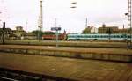 Eine 232 mit Regionalzug auf dem leipziger Hauptbahnhof (1998 Scan)