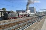 Dampfpendelzug nach Rotterdam Noord-SSNverlässt amm 7 Oktober 2018 Gouda, von 011 075 gezogen.