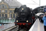 03 2155 mit den Sonderzug im Bahnhof Halle/Saale Hbf am 30.3.24