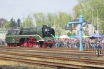 Bevor der Wasserkran während der Parade in Wolsztyn am 30 April 2016 steht 18 201, der Schnelle von Halle.