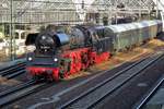 Am 7 April 2018 rangiert 35 1097 deren Sonderzug in Dresden Hbf.