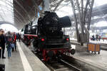 23 1097 (35 1097) mit 345 137 stehen als Sonderzug im Bahnhof Leipzig Hbf bereit am 30.3.24