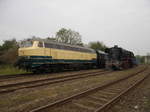 215 004 (225 004) der AVG und 44 1486 im Bahnhof Egeln am 7.5.17