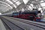 Am 8 April 2018 steht 50 3648 mit ein Sonderzug in Dresden Hbf während das Dampfloktreffen.