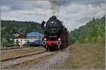 30 ANS CONI'FER /30 Jahre Coni'Fer - So viel Verkehr gab es wohl hier seit gut 110 Jahren nicht mehr! Der X 2816 der Association l'autorail X2800 du Haut-Doubs wartet im mir bis anhin unbekannten