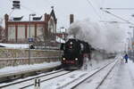 52 8079 mit E77 10 mit den Sonderzug-Stadtrundfahrt bei der Durchfahrt im Bahnhof Leipzig-Plagwitz am 2.12.23