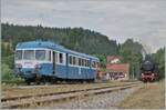 30 ANS CONI'FER /30 Jahre Coni'Fer - Neben der E 3/3 und der 52 8163-9 versprach das Programm als dritten Zug einen Autorail; zwar hoffte ich auf den Coni'Fer eigenen X 2426, doch auch der X 2816 der  Association l'autorail X2800 du Haut-Doubs  der dann zum Einsatz kam, war mir mehr als Recht. Der angesprochene X 2426 ist noch in Arbeit, aber man kann sich jetzt schon auf diesen schmucken Triebwagen freuen. Le Touillon, bei bei Km 58 J-E / J-S / SBB bzw. Km 467 PLM / SNCF. Es dürfte der erste X 2800 sein, der auf dieser Strecke zum Einsatz kommt. 

Das Bild zeigt den X 2816 beim Abwarten des Gegenzuges mit der DR  52 8163-9 in Le Touillon, bei bei Km 58 J-E / J-S / SBB bzw. Km 467 PLM / SNCF. Es dürfte der erste X 2800 sein, der auf dieser Strecke zum Einsatz kommt. 


15. Juli 2023