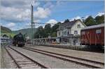 Die 58 311 rangiert in Baiersbronn, im Hintergrund ist ein AVG Stadtbahnwagen zu erkennen.