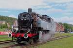 CFV3V 64 250 -frisch renoviert- lauft am 22 September 2023 um in Treignes. Hinter der Lok ein Werbebanner für das herrliche Biermerk 'Chimay'.