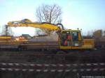 2-Wege-Fahrzeug, ein Liebherr 900 bei Gleisarbeiten in Stralsund Hbf am 28.11.13