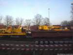 Ein Baukran udn ein 2-Wege-Fahrzeug ein Unimog bei Gleisarbiten in Stralsund Hbf am 28.11.13