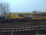 Baukran der DB Netze abgetsellt in Stralsund Hbf am 3.12.13