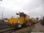 Schienenreiniger und Gleisstopfmaschiene abgesellt am Bahnhof Halle (Saale) Hbf am 14.9.14