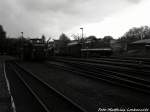 RBB 251 901 & 112 565-7 (DB 202 565-8) abgestellt in Putbus am 10.5.13 / Foto im Klassischen DDR Schwarzwei Style