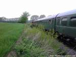 112 565-7 (DB 202 565-8) mit dem Zug und Schlusslok MTEG 118 770-7 unterwegs nach Bergen auf Rgen / Hier zwischen Lauterbahc (Rgen) & Putbus am 11.5.13