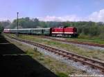 112 565-7 (DB 202 565-8) mit Bhg Wagen und als Schlusslicht MTEG 118 770-7 bei der Ausfahrt aus Putbus nach Bergen auf Rgen am 12.5.13