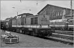 Die DR 112 524-4 wartet mit einem Personenzug in Schwerin Hbf auf die Abfahrt.