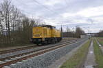 Die DB Bahnbaugruppen V100/203 305-8 kommt hir bei Thüngersheim LZ gen Karlstadt gefahren.17.2