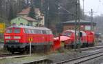 218-249 und eine Kollegin stehen mit Fahrzeugen für den Winterdienst im Bahnhof Kronach abgestellt.