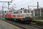 218 341 und 218 397 fuhren bei trüben regenwetter zum ankoppeln am IC 2075 nach westerland/sylt im bahnhof itzehoe,25.12.24