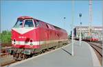 Die DR 229 102-9 in Berlin Hauptbahnhof, so hiess der heutige Ostbahnhof zur Zeit der Aufnahme mit dem von Osten her nur bis ans Hallendach reichenden Fahrdraht.