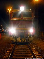 Die Taigatrommel 120 274 mit laufenden Motor und Abgaswolke am Abend des 8.10.16 in Falkenberg/Elster.