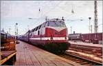 Die DR 118 164-3 erreicht mit einem Reisezug den Bahnhof von Schwerin. 

25. Sept. 1990