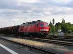 BR 232 mit Schotterwagen durch den Bahnhof Weiden/OPf.