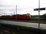 232 201 mit einer Schwestermaschine bei der durchfahrt am Magdeburger Hbf am 9.9.18