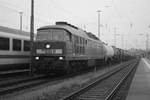 232 347 mit einem Kesselzug im Bahnhof Stralsund Hbf am 21.12.20