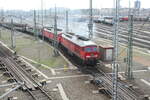 233 232 mit einer Schwestermaschine verlassen mit einem Gterzug den Gterbahnhof Halle/Saale am 29.4.22