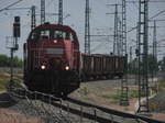 261 026 mit Schrott beladenen Wagen in der Gterumfahrung am Bahnhof Halle (Saale) Hbf am 15.5.17