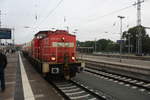 298 323 mit 2 Kesselwagen bei der durchfahrt im Bahnhof Stralsund Hbf am 19.8.19