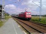 101 097-4 mit dem InterCity (IC) bei der Durchfahrt in Teschenhagen am 5.7.13