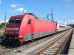 101 028-9 mit dem IC 2213 im Bahnhof Bergen auf Rgen am 10.8.13