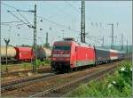 Die DB 101 003-2 erreicht mit dem CNL aus Kopenhagen Weil am Rhein, welches ohne Halt durchfahren wird.