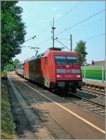 Die DB 101 092-2 färht mit einem EC mit einem SBB Panoramawagen an der Spitze in Bad Bellingen durch.