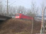 Eine Br 101er mit einem InterCity beim  Durchfahren des Bahnhofs Stralsund-Rgendamm am 27.2.14