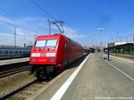 101 122 mit einem InterCity (IC) im Bahnhof Stralsund Hbf am 23.5.16