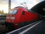 101 053 it ihrem InterCity im Bahnhof Halle/Saale Hbf am 5.7.18