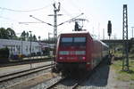 101 034 verlsst mit einem InterCity den Bahnhof Emden Hbf am 24.8.19