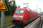 101 021 im Bahnhof Ribnitz-Damgarten West am 25.7.21