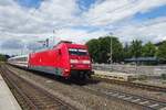 DB 101 085 durcheilt samt deren IC Amstettem (W) am 9 Juli 2022.