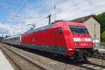 DB 101 084 durcheilt samt deren IC Amstettem (W) am 9 Juli 2022.