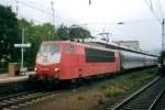 IR von Karlsruhe mit 103 217 steht in Koblenz Hbf am 2 Oktober 2002.