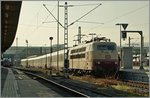 Die DB 103 113-7 mit den IC 118 nach Innsbruck bei der Abfahrt in Stuttgart.