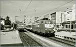 Die DB 103 169-9 erreicht mit einem IR nach Seebrugg den Bahnhof von Freiburg, im Hintergrund wartet bereits eine 143 um dem Zug durchs steile Hllental zu helfen.