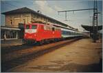 Im Frühling 1992 ist die DB 110 221-9 mit einem Interregio (IR) in Aalen auf dem Weg von Nürnberg nach Stuttgart. 

Analogbild vom April 1992 